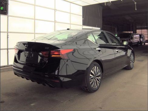 Used 2024 Nissan Altima 2.5 SV image 2
