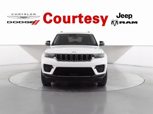 Certified 2022 Jeep Grand Cherokee Laredo w/ Luxury Tech Group I image 10