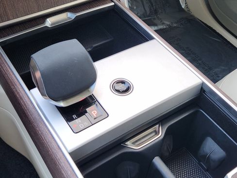 Used 2024 Land Rover Range Rover Long Wheelbase SE image 20