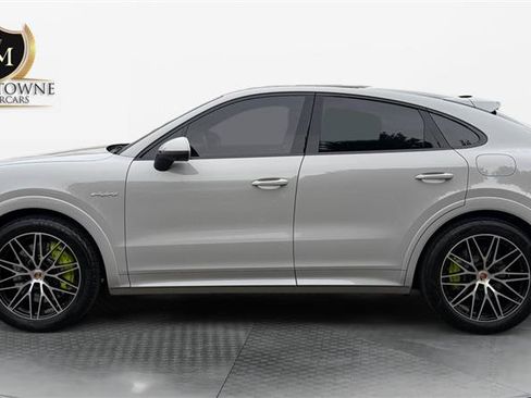 Used 2025 Porsche Cayenne S AWD/4WD image 2