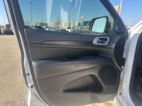 Used 2019 Jeep Grand Cherokee Altitude image 10