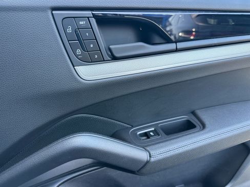 Certified 2025 Porsche Cayenne AWD/4WD image 19