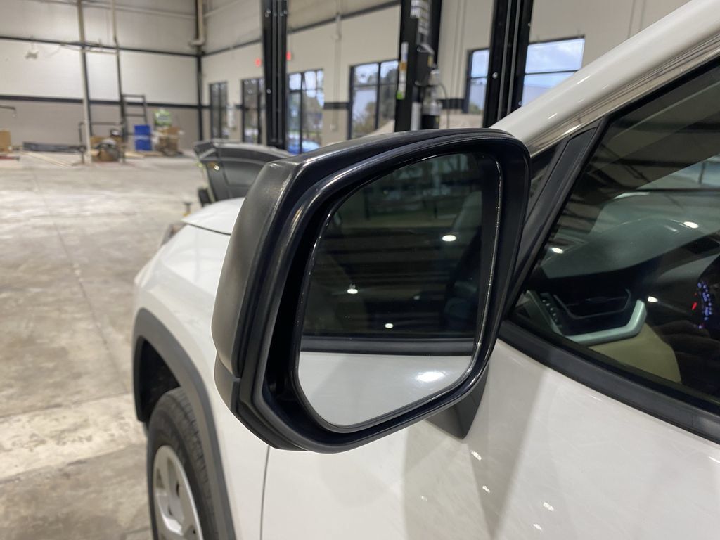 Used 2021 Toyota RAV4 LE AWD/4WD image 19