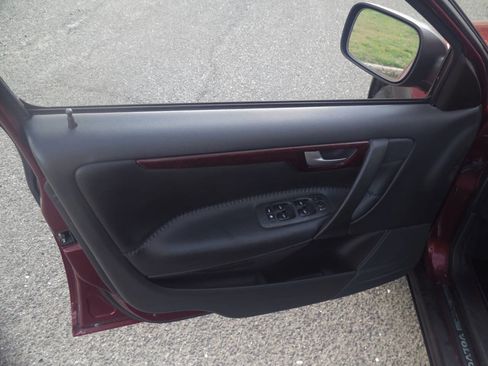 Used 2004 Volvo V70 image 20