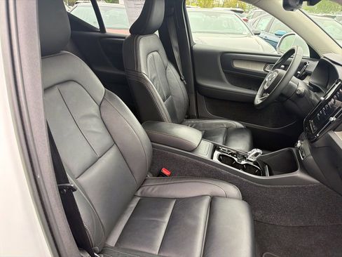 Used 2023 Volvo XC40 B5 Plus AWD/4WD image 12