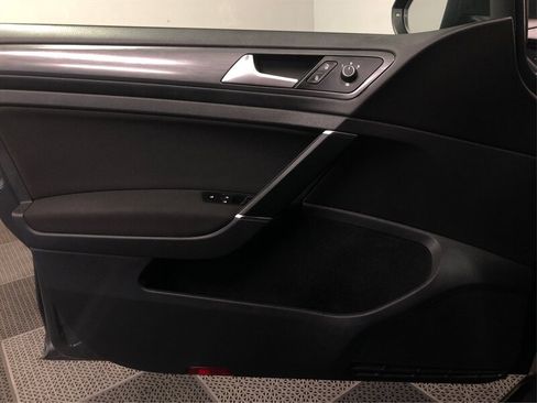 Used 2017 Volkswagen e-Golf SE w/ DC Fast Charging Package image 16