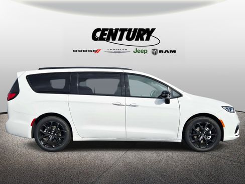New 2026 Chrysler Pacifica Select image 2