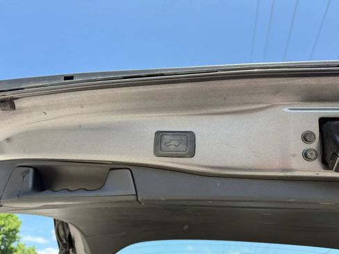 Used 2019 Toyota RAV4 XLE Premium FWD image 6