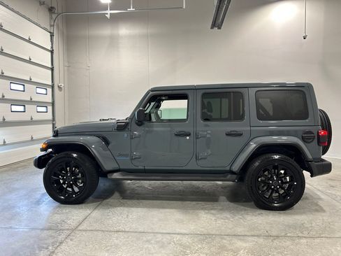 Used 2025 Jeep Wrangler Unlimited Sahara AWD/4WD image 9