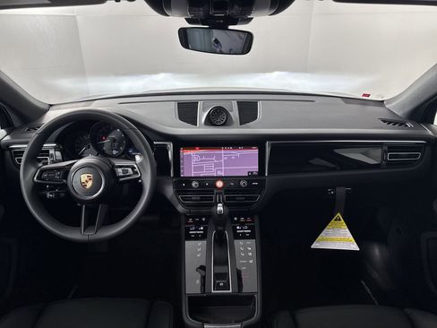 Certified 2025 Porsche Macan image 17