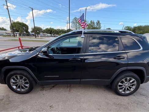 Used 2020 Jeep Cherokee Latitude Plus image 2
