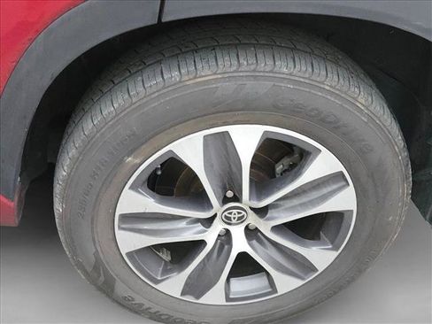 Used 2022 Toyota Highlander XLE FWD image 5