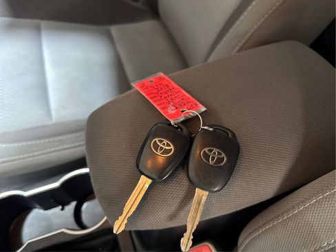 Used 2018 Toyota Corolla LE FWD image 28