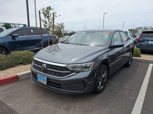 Used 2024 Volkswagen Jetta SE FWD image 4