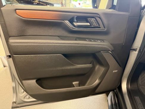 Used 2025 GMC Yukon Denali AWD/4WD image 9