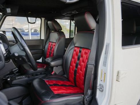 Used 2016 Jeep Wrangler Unlimited Rubicon w/ Connectivity Group AWD/4WD image 22
