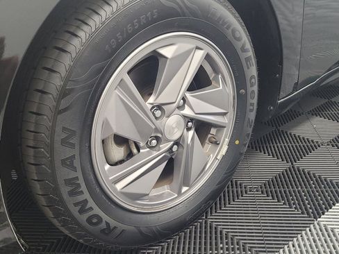 Used 2025 Hyundai Elantra SE FWD image 31