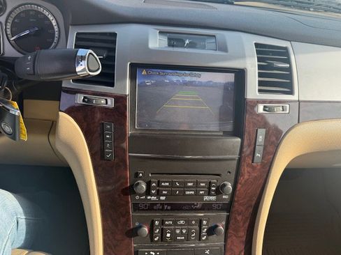 Used 2013 Cadillac Escalade Luxury image 12