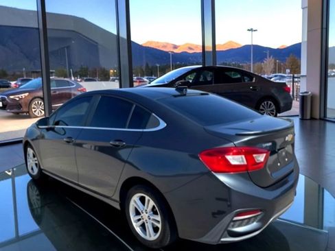 Used 2017 Chevrolet Cruze LT w/ Convenience Package FWD image 3