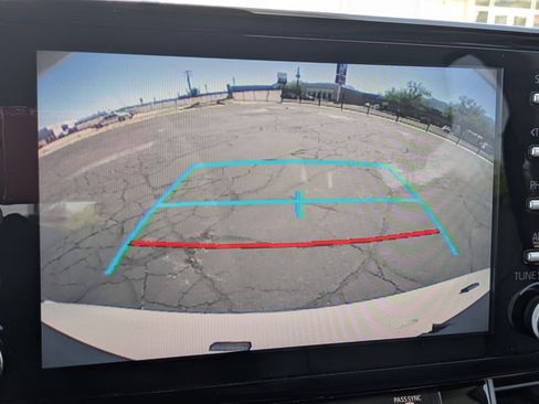Used 2024 Toyota Sienna XLE FWD image 23
