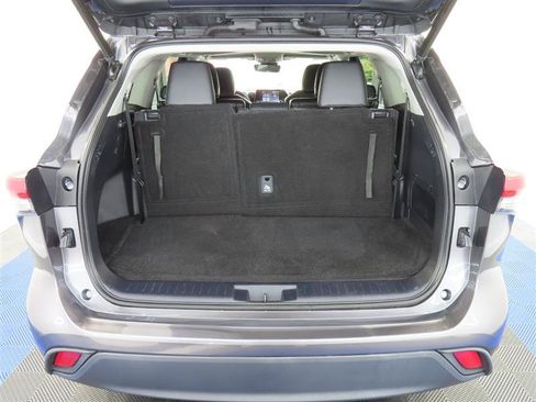 Used 2022 Toyota Highlander XLE FWD image 12