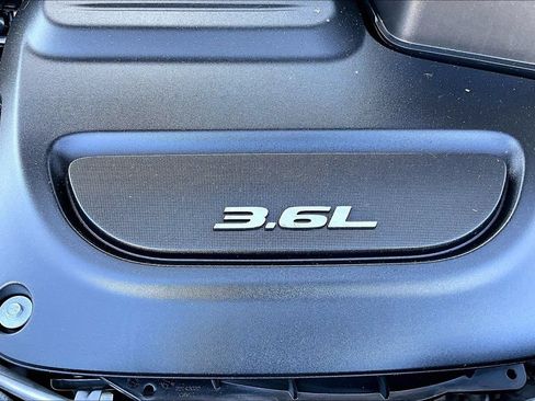 Used 2018 Chrysler Pacifica Touring Plus w/ Tire & Wheel Group FWD image 32