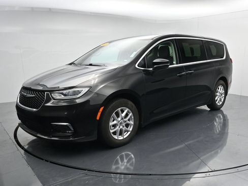 Used 2023 Chrysler Pacifica Touring-L FWD image 4