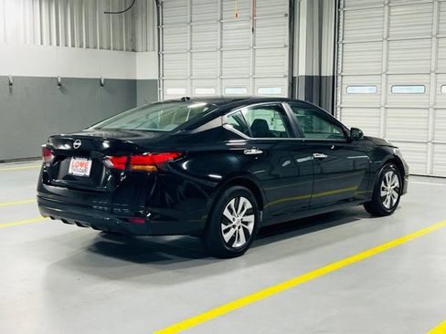 Used 2025 Nissan Altima 2.5 S FWD image 17