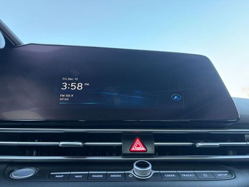 Used 2025 Hyundai Elantra SEL image 21