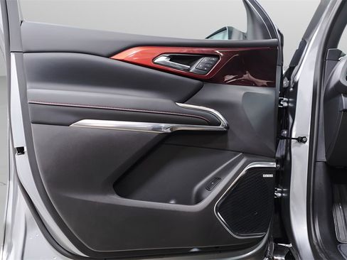 Used 2025 Chevrolet Traverse RS image 25