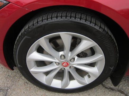 Used 2018 Jaguar XF Premium image 31