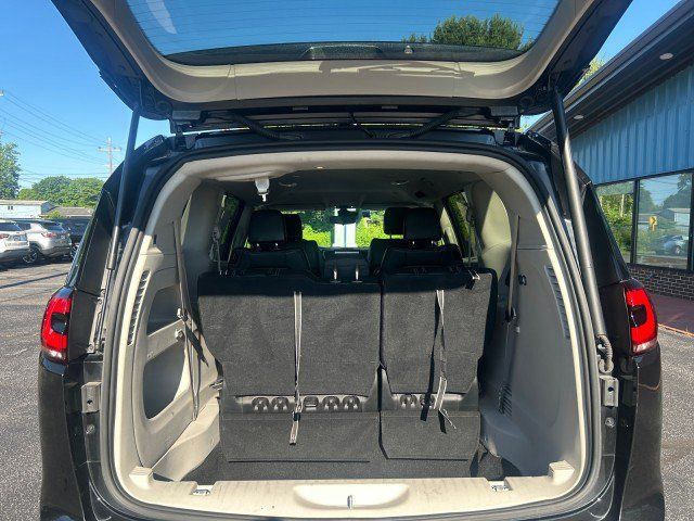 Used 2023 Chrysler Pacifica Touring-L FWD image 8