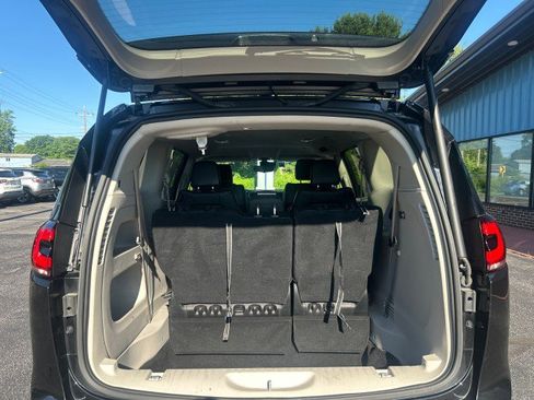 Used 2023 Chrysler Pacifica Touring-L FWD image 8