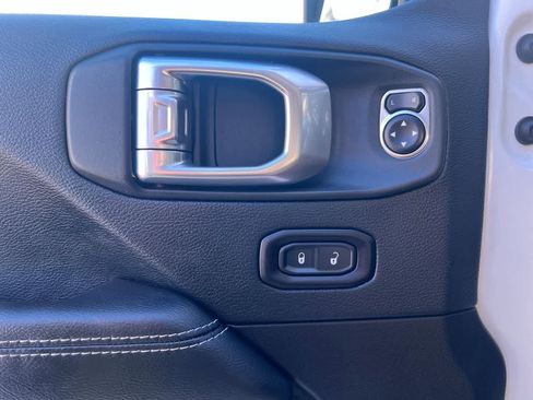 Used 2018 Jeep Wrangler Unlimited Sahara image 13