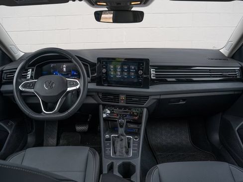 Used 2025 Volkswagen Jetta SE w/ Sunroof Package FWD image 20