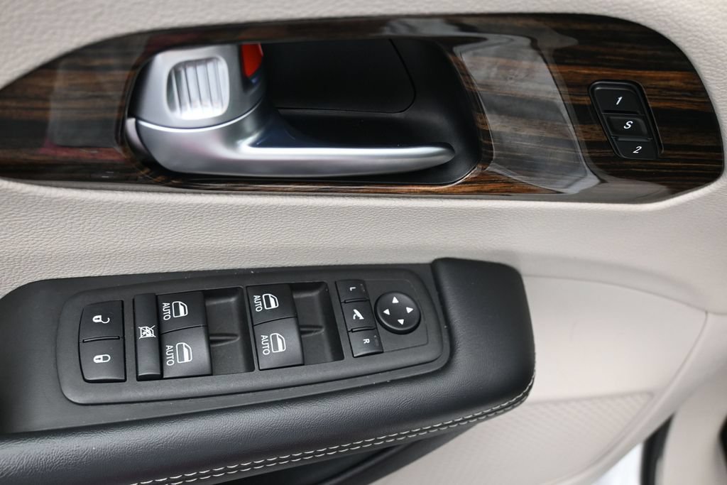 Used 2023 Chrysler Pacifica Limited FWD image 24