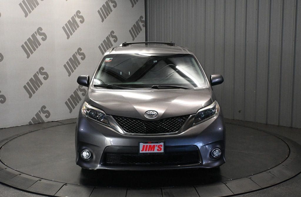 Used 2017 Toyota Sienna SE FWD image 2