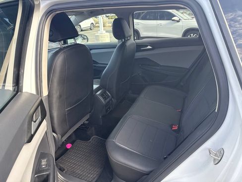 Used 2022 Volkswagen Taos SE w/ Panoramic Sunroof Package FWD image 5