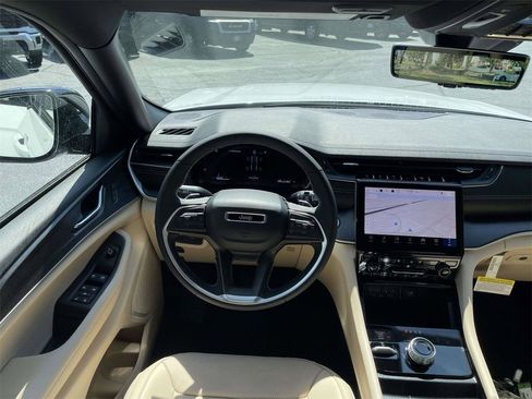 New 2025 Jeep Grand Cherokee Limited w/ Luxury Tech Group II image 11