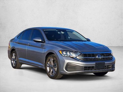 Used 2024 Volkswagen Jetta SE image 3