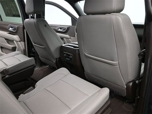 Used 2022 Chevrolet Suburban LT w/ Luxury Package image 25