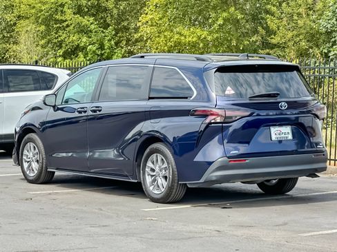 Used 2024 Toyota Sienna LE AWD/4WD image 5