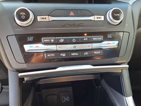 Used 2020 Ford Explorer XLT w/ Equipment Group 202A AWD/4WD image 15