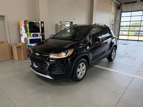 Used 2020 Chevrolet Trax LT w/ LT Convenience Package AWD/4WD image 2