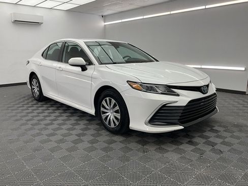 Used 2022 Toyota Camry LE image 3