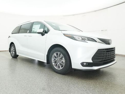 New 2026 Toyota Sienna XLE image 30