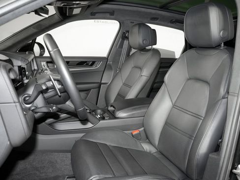 Certified 2024 Porsche Cayenne Turbo AWD/4WD image 5