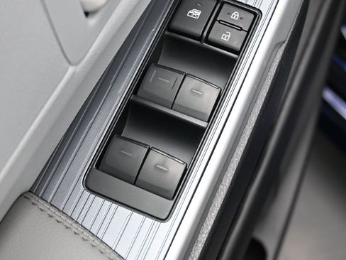 Used 2025 Toyota Sienna LE image 13