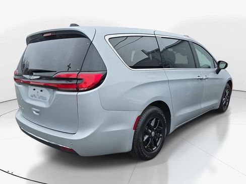 Used 2023 Chrysler Pacifica Touring-L image 10