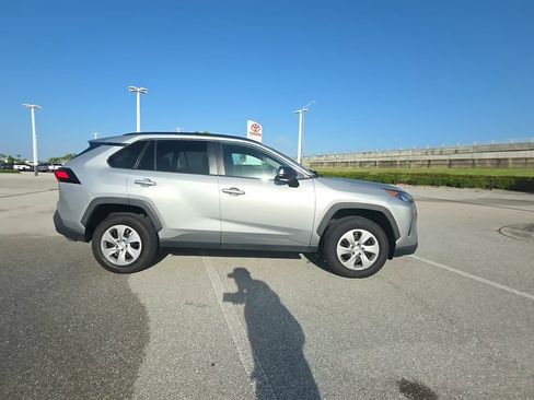 Used 2021 Toyota RAV4 LE image 2